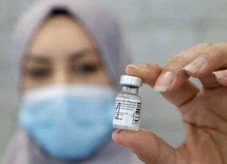 പൊതു-സ്വകാര്യ സ്ഥാപനങ്ങളിലെ ജീവനക്കാർക്ക് വാക്സിനേഷൻ നിർബന്ധം; ഒമാൻ Oman vaccination