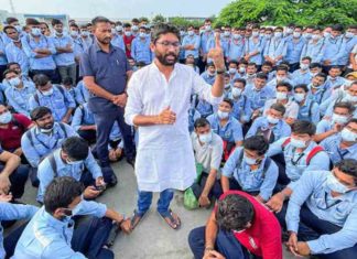 ക്ഷേത്ര ദർശനത്തിനിടെ ദളിത് കുടുംബം ആക്രമിക്കപ്പെട്ടു; സമരം പ്രഖ്യാപിച്ച് മേവാനി Jignesh-Mevani-to-launch-agitation