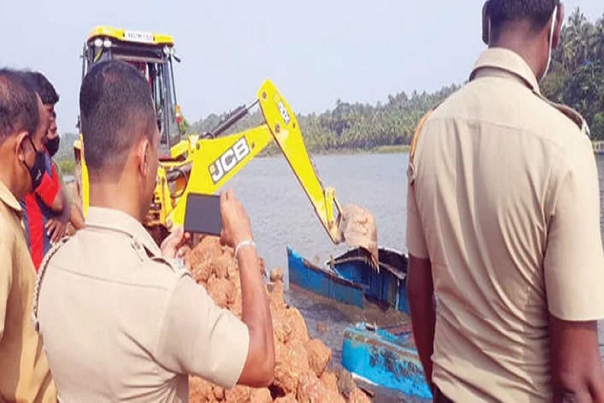 Bekal Police Distroyed Three Boats That Used For Sand Mining Bekal Police Distroyed Three Boats That Used For Sand Mining