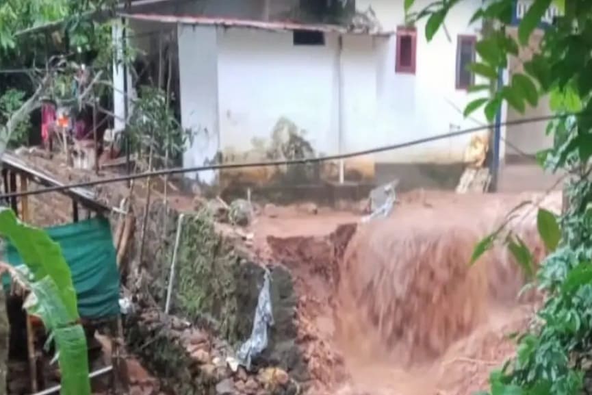 Landslide In Three Places In Erumeli In Kottayam Districts Landslide In Three Places In Erumeli In Kottayam Districts