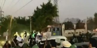 സിംഗു അതിര്ത്തിയില് സംഘര്ഷം; പോലീസ് ലാത്തി വീശി singhu _police