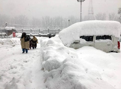 ജമ്മു കശ്മീരിൽ മഞ്ഞുവീഴ്ച കനക്കുന്നു; മരണം 5 ആയി 5 Were Died In Kshmir Due To The Heavy Snowfall