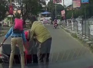 സ്കൂട്ടർ യാത്രക്കാരിയെ ഇടിച്ചിട്ടു; നടുറോട്ടിൽ ബൈക്കുമായി യുവാവിന്റെ അഭ്യാസപ്രകടനം exercise performance with a bike