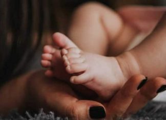 അനുപമയുടെ കുഞ്ഞിനെ കൈമാറിയത് ആന്ധ്രാ സ്വദേശികൾക്ക്; നിയമങ്ങളെല്ലാം അട്ടിമറിച്ചു anupama child adoption case