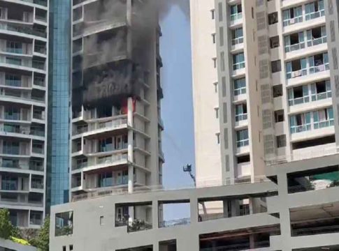 fire-breaks-out-avighna-park-building