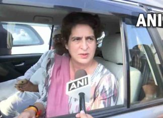 Priyanka-Gandhi-stopped-by-UP-Police