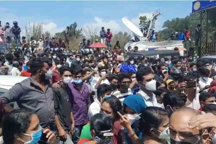 Large-crowd-around-the-dam1