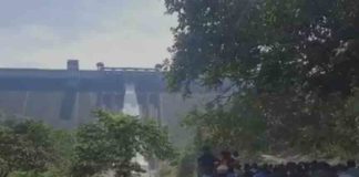 ഷട്ടർ ഉയർത്തുന്നത് കാണാൻ ഡാമിന്റെ പരിസരങ്ങളിൽ വന് ആള്ക്കൂട്ടം Large-crowd-around-the-dam