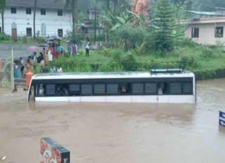 വെള്ളക്കെട്ടിൽ കെഎസ്ആർടിസി ബസ് ഇറക്കിയ സംഭവം; ഡ്രൈവറുടെ ലൈസൻസ് സസ്പെൻഡ് ചെയ്യും ksrtc stuck in water