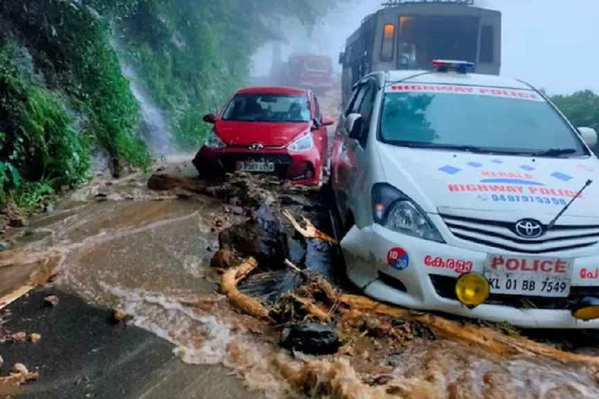 Landslide near Mavadi; Hundreds of tourists were stranded in Vagamon