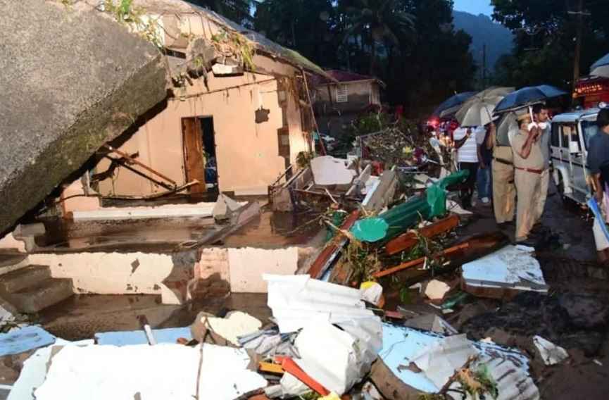 Landslide near Mavadi; Hundreds of tourists were stranded in Vagamon