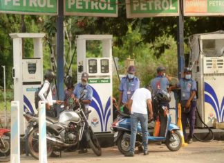 സഹോദരിയ്ക്ക് കുഞ്ഞുപിറന്നു; ഫ്രീയായി പെട്രോൾ വിതരണം ചെയ്ത് യുവാവിന്റെ ‘വിലകൂടിയ’ ആഘോഷം Free Petrol_MP Man