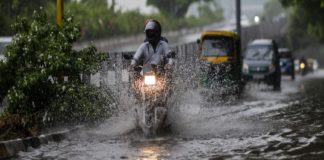 അട്ടപ്പാടി ചുരത്തിൽ കനത്തമഴ; പിക്കപ്പ് വാൻ ഒഴുകിപ്പോയി rain-kerala