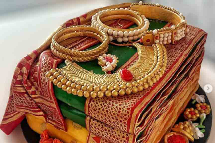 tasty silk saree, gold ornaments tasty silk saree, gold ornaments