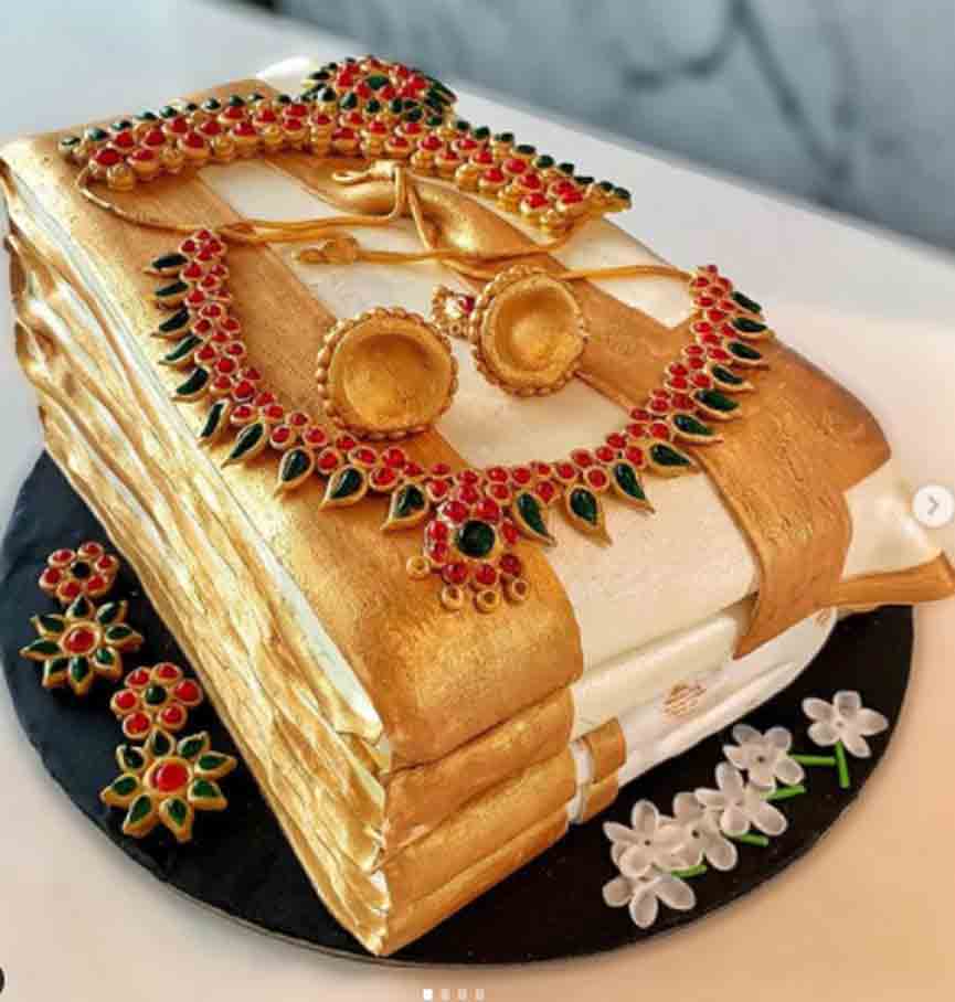 tasty silk saree, gold ornaments