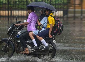സംസ്ഥാനത്ത് ഇരുചക്ര വാഹനങ്ങളിൽ കുടചൂടി യാത്ര ചെയ്യുന്നത് നിരോധിച്ചു riding-with-umbrella-two-wheeler-banned