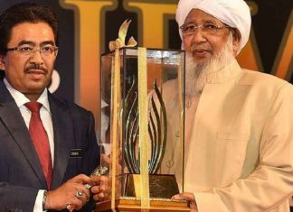Kanthapuram Receiving an Award by OIC Today, Malaysia