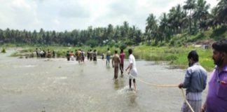 മൂലത്തറ ഡാം തുറന്നു; ഒഴുക്കിൽപ്പെട്ട ബൈക്ക് യാത്രികനെ സാഹസികമായി രക്ഷപ്പെടുത്തി the bike and the passenger drowned in the flood