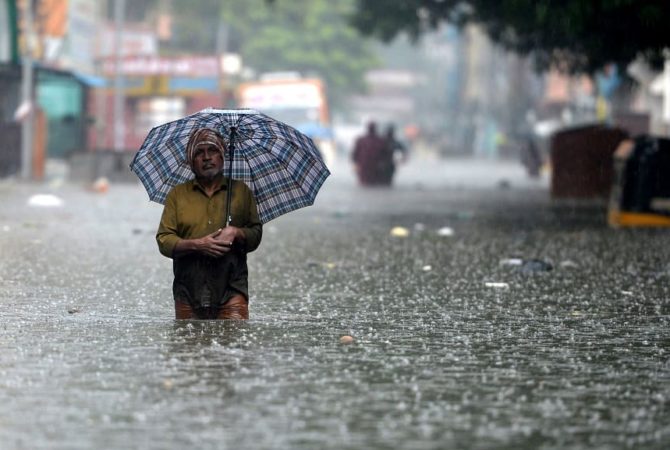 മഴക്കെടുതിയിൽ ആറുമരണം; മലയോര മേഖലകളിൽ ജാഗ്രത, സെറ്റ് പരീക്ഷ മാറ്റി Heavy Rain Continues