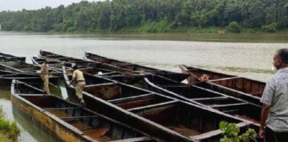 അനധികൃത മണൽവാരൽ; അഞ്ച് തോണികൾ പിടികൂടി Illegal sand mining