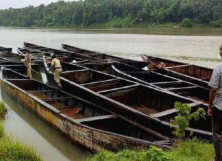 അനധികൃത മണൽവാരൽ; അഞ്ച് തോണികൾ പിടികൂടി Illegal sand mining
