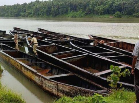 അനധികൃത മണൽവാരൽ; അഞ്ച് തോണികൾ പിടികൂടി Illegal sand mining