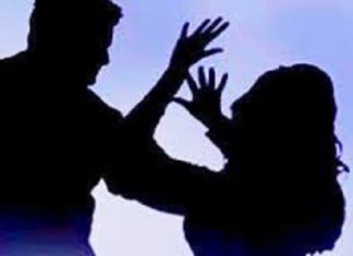 കടം കൊടുത്ത പണം തിരികെ ചോദിച്ചു; വേങ്ങരയിൽ വയോധിക ദമ്പതികൾക്ക് ക്രൂരമർദ്ദനം Husband brutally beats young woman on road