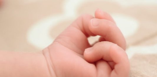 ശസ്ത്രക്രിയ വൈകിയെന്ന് ആരോപണം; തലശ്ശേരിയിൽ പ്രസവത്തിനിടെ കുഞ്ഞ് മരിച്ചു new born baby