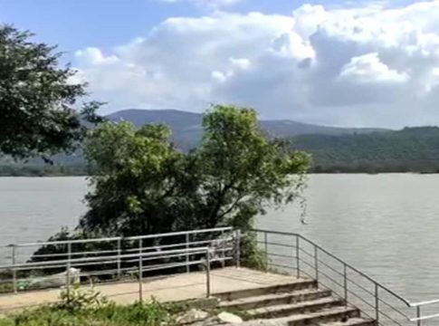 Andhras-Biggest-Reservoir-leak