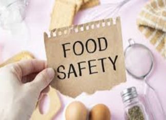 ചിക്കൻ കഴുകുന്നത് യൂറോപ്യൻ ക്ളോസറ്റിൽ, കടുത്ത ദുർഗന്ധം; നടപടിയുമായി നഗരസഭ Food poisoning