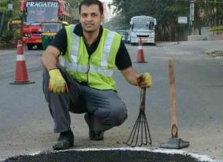 പ്രിയപ്പെട്ടവരുടെ വിയോഗം വേദനിപ്പിച്ചു; റോഡിലെ കുഴികളടയ്ക്കാൻ ഇറങ്ങിത്തിരിച്ച് യുവാവ് The young man went down to fill the potholes in the road