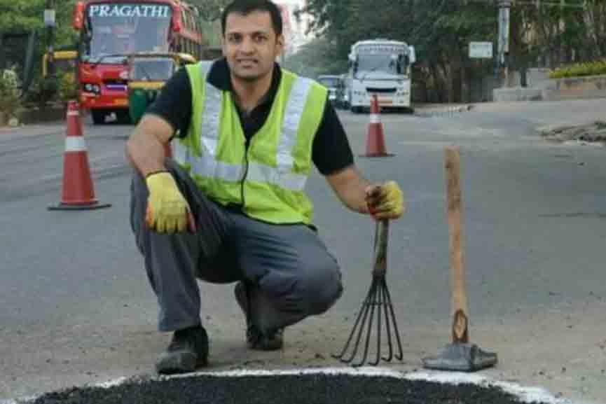 pathole-raja The young man went down to fill the potholes in the road