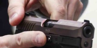 മെഷീന് ഗൺ ഖത്തറിലേക്ക് കടത്താൻ ശ്രമം; യാത്രക്കാരനെ കസ്റ്റംസ് പിടികൂടി man-threatened-a-neighbor-at-gunpoint