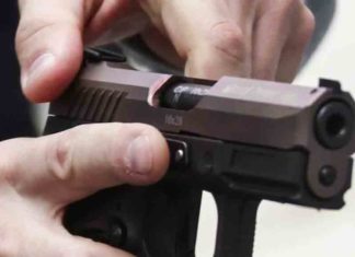 മെഷീന് ഗൺ ഖത്തറിലേക്ക് കടത്താൻ ശ്രമം; യാത്രക്കാരനെ കസ്റ്റംസ് പിടികൂടി man-threatened-a-neighbor-at-gunpoint