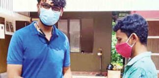 The youths handed over the lost money to the owner