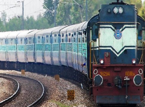 സംസ്ഥാനത്ത് 12 ട്രെയിനുകള് റദ്ദാക്കി Restriction on trains passing