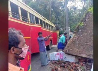 കെഎസ്ആർടിസി ബസ് ഇടിച്ചു കയറി; വിദ്യാർഥികൾ ഉൾപ്പടെ ആറു പേർക്ക് പരിക്ക് KSRTC bus crashes; Six people were injured