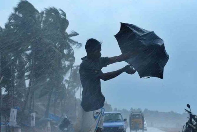 കോട്ടയത്തും ഇടുക്കിയിലും കനത്ത മഴ; മലപ്പുറത്ത് മൂന്നുപേർ ഒഴുക്കിൽപ്പെട്ടു Kerala Rain Alert