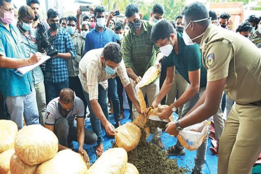 205 Kilogram Ganja Collected And Three Were ARrested In Malappuram 205 Kilogram Ganja Collected And Three Were ARrested In Malappuram