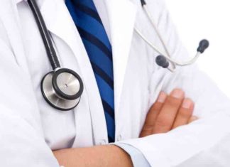 കുത്തേറ്റ പോലീസുകാരന് സൗജന്യ ചികിൽസ; ഡോക്ടർക്ക് നന്ദി അറിയിച്ച് കേരള പോലീസ് Free treatment for stabbed cop; Kerala Police thanks doctor