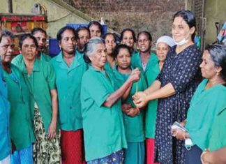 മാലിന്യക്കവറിൽ താലി മാലയും പെട്ടു; കണ്ടെടുത്ത് തിരികെ ഏൽപ്പിച്ച് തൊഴിലാളികൾ gold chain also fell on the garbage cover; Workers returning it