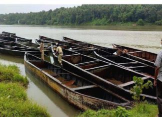 മൊഗ്രാൽ പുഴയരികിൽ 22 തോണികൾ കെട്ടിയിട്ട നിലയിൽ; പരാതിയുമായി നാട്ടുകാർ 22 boats tied up on the Mogral river
