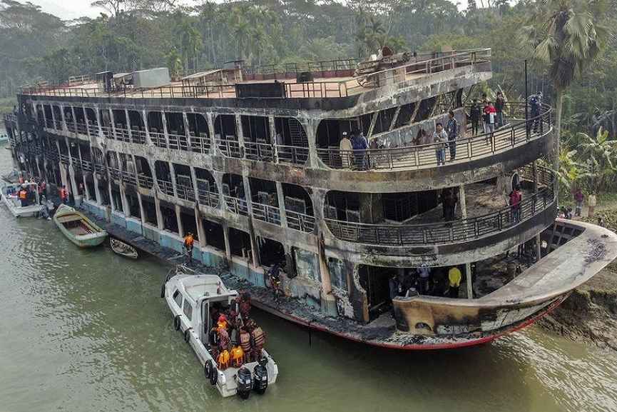 boat-fire_1 boat-fire-Bangladesh