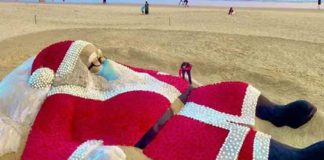 Huge sand sculpture of Santa Claus with 5,400 roses