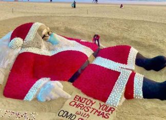 Huge sand sculpture of Santa Claus with 5,400 roses