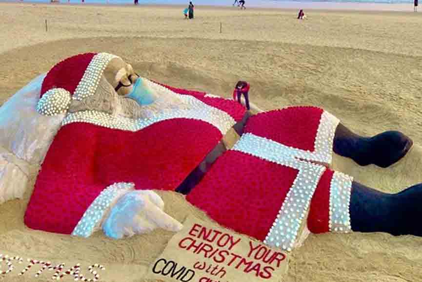 Spotlight Huge sand sculpture of Santa Claus with 5,400 roses