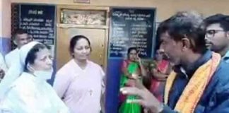 കർണാടകയിലെ സ്കൂളിൽ ക്രിസ്തുമസ് ആഘോഷം തടഞ്ഞ് ഹിന്ദുത്വ പ്രവര്ത്തകര് Hindutva activists block Christmas celebrations at a school in Karnataka