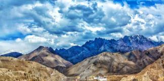 ഒരു ഗ്രാമത്തിൽ വൈദ്യുതി എത്തിയപ്പോൾ അത് കൗതുകമായി When electricity came to a village, it became curious