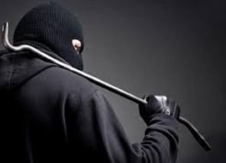 മദ്യക്കടയിലെ മോഷണശ്രമം തടയാൻ ശ്രമിച്ചു; സുരക്ഷാ ജീവനക്കാരന് നേരെ ആക്രമണം theft in kozhikkode