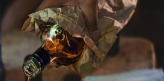 മദ്യ ലഹരിയിൽ ക്ളാസ് മുറിയിൽ നൃത്തം; അഞ്ച് വിദ്യാർഥികളെ പുറത്താക്കി students suspended